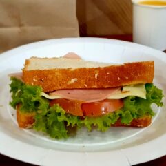 Sanduche en pan tajado