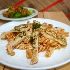 Menú infantil con pasta