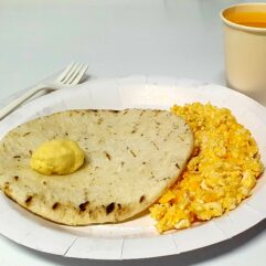 Arepa con mantequilla y huevo