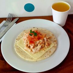 Arepa con pollo o carne desmechada