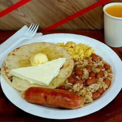 calentado de frijoles con huevos y chorizo