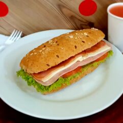 Refrigerio Sandwich 2 carnes en pan saludable o Danés