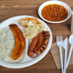 Típico con chicharrón y chorizo