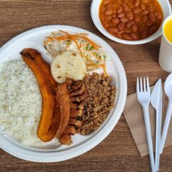Típico con chicharrón y carne molida
